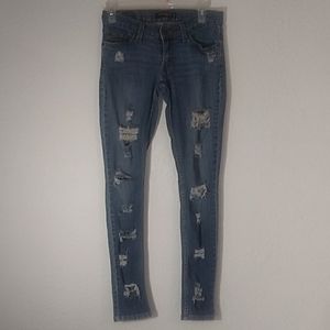 💖 Distressed Levi skinny low rise 💖